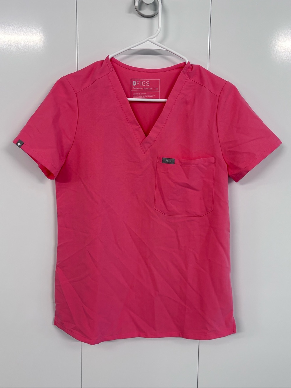 FIGS Technical Collection Scrub Top Womens XS Pink Catarai V-Neck Pocket Medical